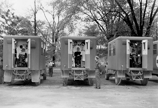 Cliniques dentaires mobiles lors de la 2<sup>ème</sup> Guerre mondiale, Ottawa, 1945