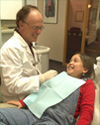 Dentiste avec un jeune patient : Dentiste avec un jeune patient :