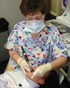 Hygiéniste polissant les dents d'un patient : Hygiéniste polissant les dents d'un patient :