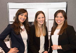 Anapaula Campos, Kellyana Quattrini et Jenna Schmitt posing in front of their poster