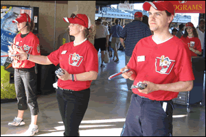 Le personnel des Goldeyes de Winnipeg distribuent des brosses  dents aux fans alors qu'ils entrent dans le stade